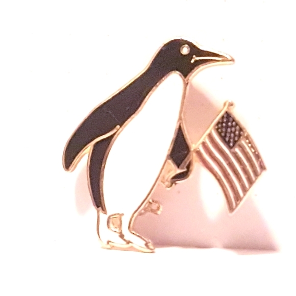 Penguin Enamel Pin - Picture 1 of 10